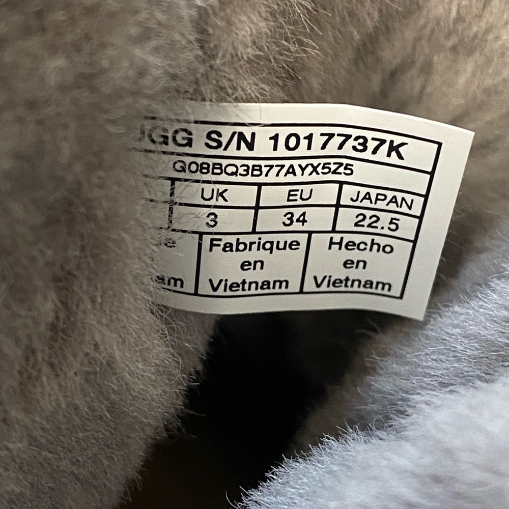 Excellent condition girl Uggs in beautiful gray with side satin ribbon & bow. - Picture 6 of 7